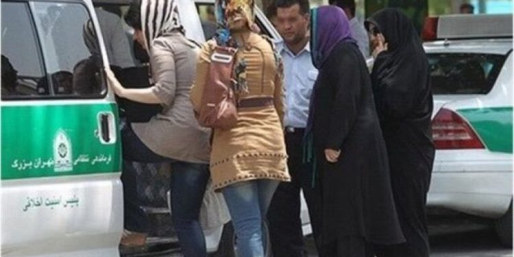 السلطات الإيرانية تحكم بالإعدام على عشرة أشخاص