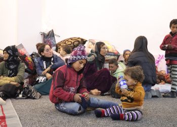 كبار السن في رحلة التهجير القسري.. معاناة ومقاومة