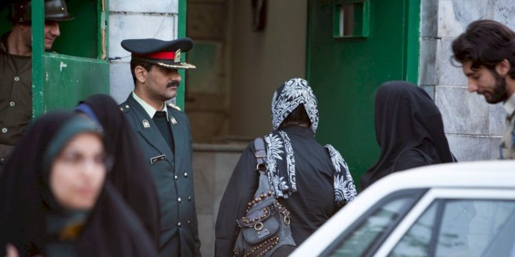 العفو الدولية تطالب بإلغاء قانون “الحجاب الإجباري” في إيران