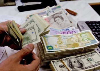المركزي يُخفّض أسعار الصرف في أول نشرة له بعد سقوط النظام