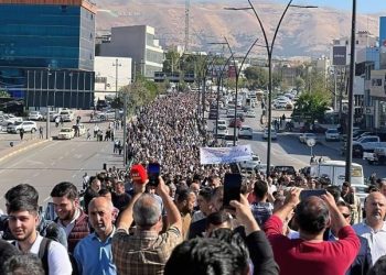 المعلمون والموظفون في باشور كردستان يحتجون بسبب تأخّر رواتبهم