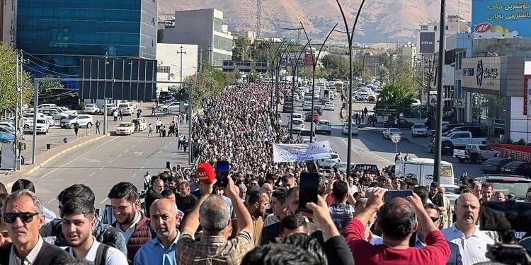 المعلمون والموظفون في باشور كردستان يحتجون بسبب تأخّر رواتبهم