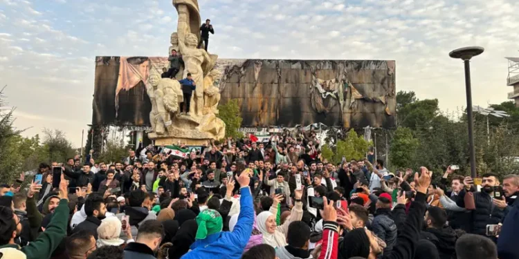 بعد سقوط نظام حكومة دمشق.. الاحتفالات تعمُّ سوريا وأبواب السجون تفتح
