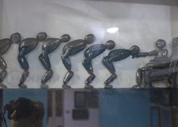 حكمت إبراهيم يطوّع الحجر لإنطاق لوحات واقعية