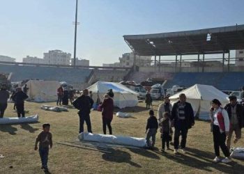 خلية الأزمة في الرقة تستمر بتقديم المساعدات والدعم للمهجرين قسراً