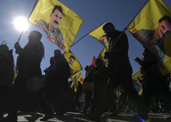 رفع صور القادة… رمز لوحدة النضال وتعدد أشكاله