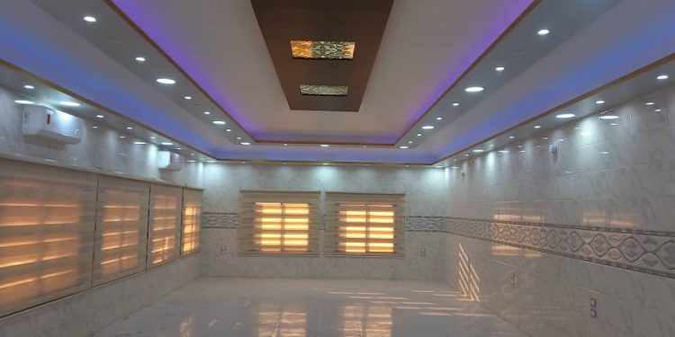فنان مبدع.. يصنع من الجدران لوحات فنية