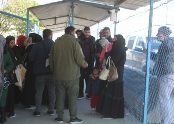 مهجرون يروون تفاصيل الهجمات على حلب وفتح الإدارة الذاتية معابرها أمامهم