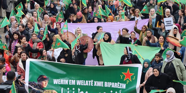 نساء مقاطعة الجزيرة يتضامنَّ مع وحدات حماية المرأة