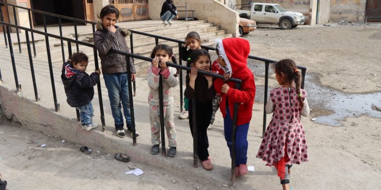 وسط رحلة التهجير القسري.. طفلة من عفرين تتعلق بأمل العودة