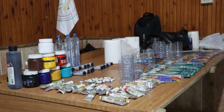 افتتاح معرض رسم “لون مقاومة تشرين” لدعم قوات سوريا الديمقراطية في قامشلو