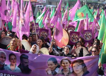 في ذكرى مجزرة باريس الأولى نساء قامشلو يستنكرنَ الاعتداء التركي على قافلة المدنيين في سد تشرين