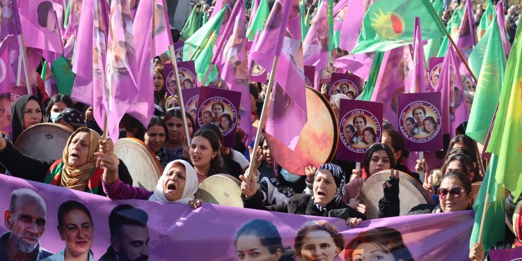 في ذكرى مجزرة باريس الأولى نساء قامشلو يستنكرنَ الاعتداء التركي على قافلة المدنيين في سد تشرين