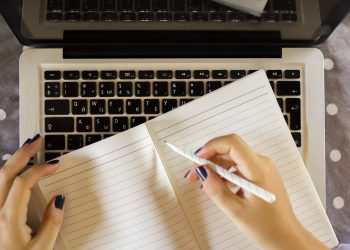 الكتابة أحدث طرق علاج المتاعب النفسيّة وأزمة منتصف العمر