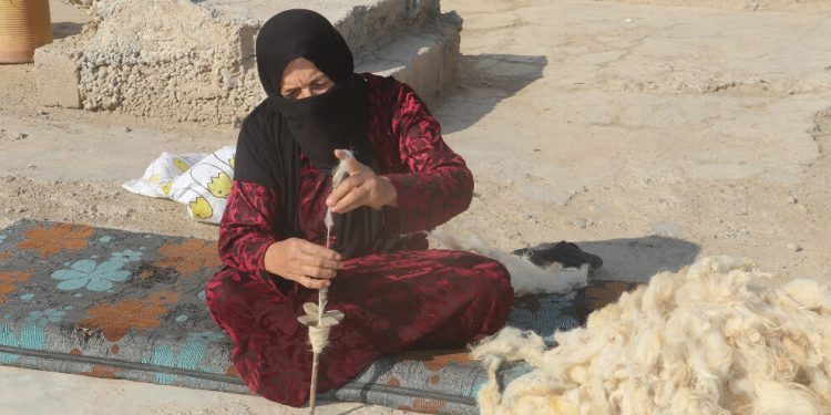 بأساليب تقليدية… تتوارث الأجيال صناعة الصوف