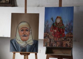 بأسلوب متفرد.. لوحات لفنانة مهجّرة تبرز الارتباط بالهوية والانتماء