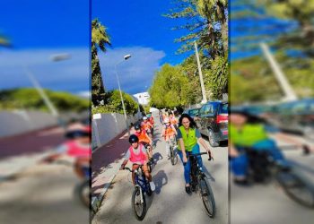 حفاظاً على البيئة… باحثة تمارس هواية ركوب الدراجة في تنقلاتها