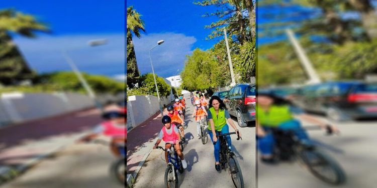 حفاظاً على البيئة… باحثة تمارس هواية ركوب الدراجة في تنقلاتها