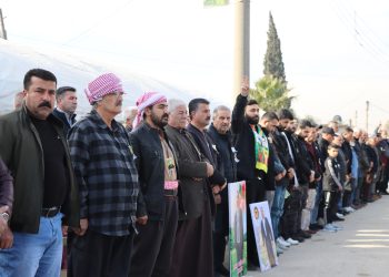 صورمن داخل خيمة عزاء في قامشلو لشهداء سد تشرين في 22كانون الثاني لعام 2025، وهم: