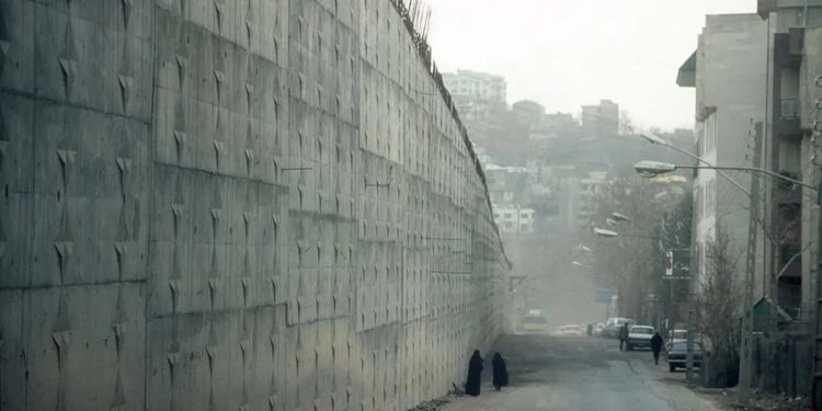 في 34 سجنًا في إيران سجناء سياسيين يُضرِبون عن الطعام