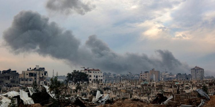 مع بدء تنفيذ الهُدنة قتلى وجرحى في غارات إسرائيلية على غزة