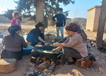 نساء الطبقة تعد الطعام دعماً للمرابطين على الجبهات