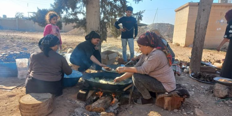 نساء الطبقة تعد الطعام دعماً للمرابطين على الجبهات