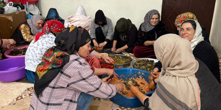 نساء كوباني.. يساندن المقاتلين في جبهات القتال بتحضير وجبات الطعام