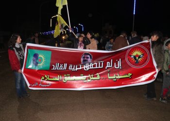 عبر مسيرة راجلة المرأة الشابة في الطبقة تدين المؤامرة الدولية على القاىد عبد الله أوجلان