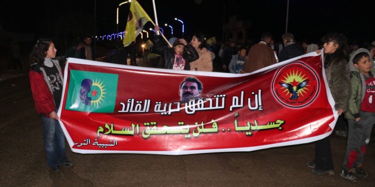 عبر مسيرة راجلة المرأة الشابة في الطبقة تدين المؤامرة الدولية على القاىد عبد الله أوجلان