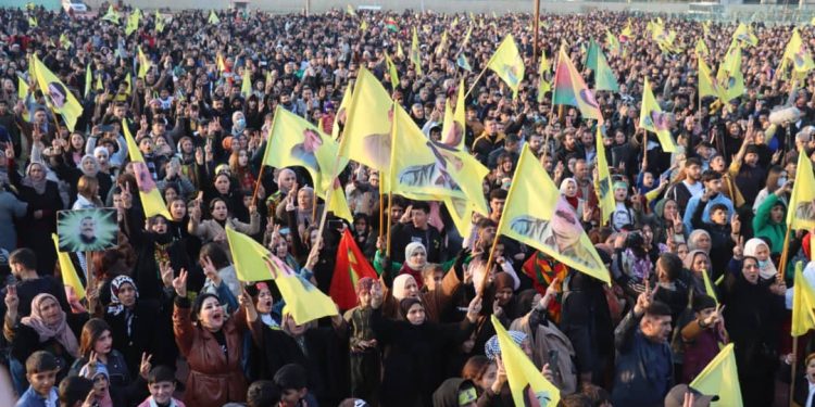 عبر بث مباشر… استمع الآلاف من أهالي قامشلو لرسالة القائد عبد الله أوجلان 