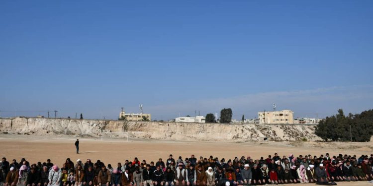 أهالي الطبقة يؤدون صلاة الاستسقاء تيمناً بنزول المطر