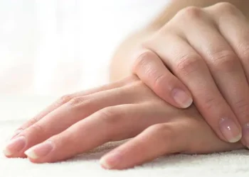 اصفرار اليدين.. هل هو مجرد لون أم علامة على مشكلة صحيّة؟