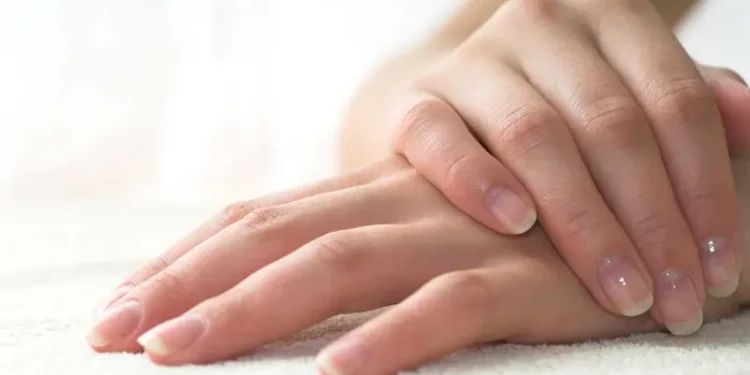 اصفرار اليدين.. هل هو مجرد لون أم علامة على مشكلة صحيّة؟