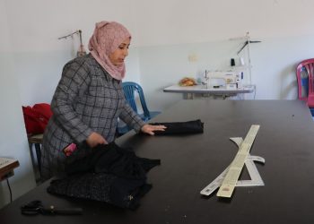 رحلة “داليا العلي” في مهنة الخياطة لأكثر من ثلاثة عقود