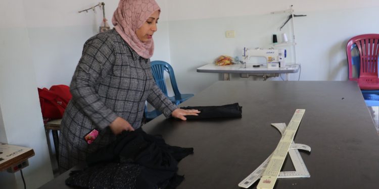 رحلة “داليا العلي” في مهنة الخياطة لأكثر من ثلاثة عقود