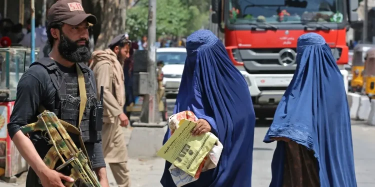 استمراراً لقمع صوت المرأة… طالبان توقف بث إذاعة نسائية في أفغانستان