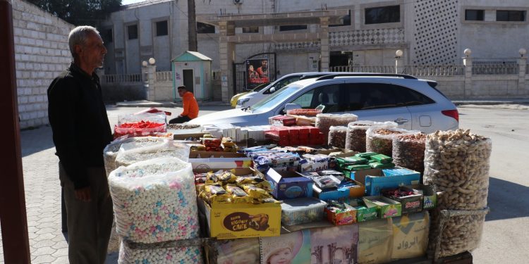 بائع المكسرات وحكاية الأربعين عاماً