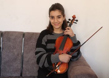 طفلة عفرينية تعزف لحن الأمل على أوتار الكمان