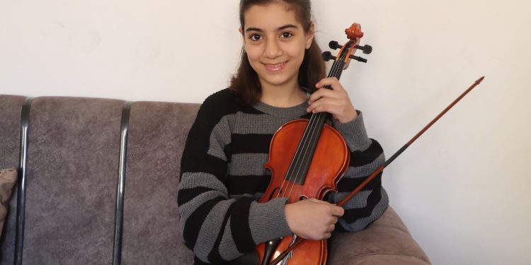 طفلة عفرينية تعزف لحن الأمل على أوتار الكمان