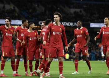 ليفربول يُسقِط السيتي ويطير بصدارة البريميرليغ
