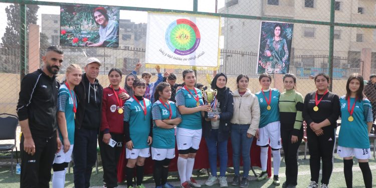 مباراة كرنفاليّة بين منتخب سيدات الرقة وكوباني استذكاراً للشهيدة “روناهي يكتا”