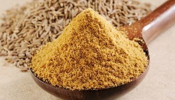 من الوزنِ إلى المناعة.. فوائد صحيّة عدة لماء الكمون والكركم
