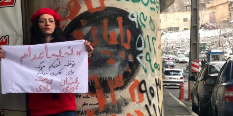 ناشطة تحتجُ على أحكام الإعدام بحق الناشطات في إيران