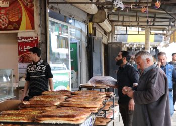 أجواء رمضان في الطبقة.. تخفيضات في الأسعار وإقبال على الزينة التقليدية
