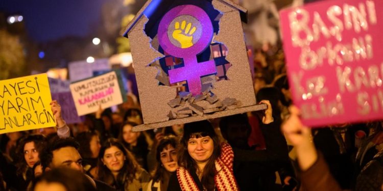 اعتقال 200 امرأة في تركيا احتفالاً بيومهن العالمي