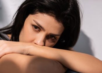 متى تهتز الثقة بالنفس​؟.. أخطاء شائعة تُدمّر قوتكِ الداخلية من دون أن تشعري!