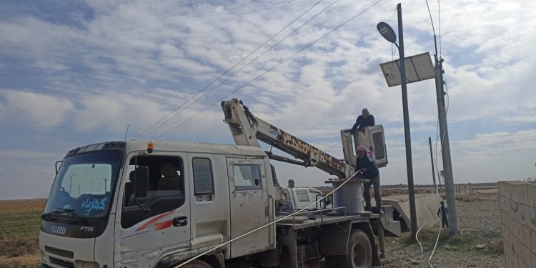 مشروع كهربائي جديد ينهي معاناة 1350 عائلة في الريف الغربي للطبقة