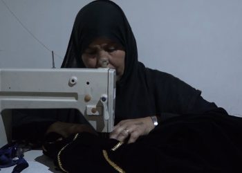 فريدة الجمعة… إبرة تحيك التراث وتحفظ هوية الأجيال