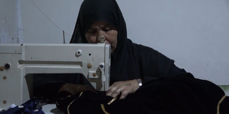 فريدة الجمعة… إبرة تحيك التراث وتحفظ هوية الأجيال
